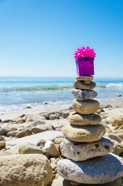 Caja de regalo en rocas equilibradas —  Fotos de Stock