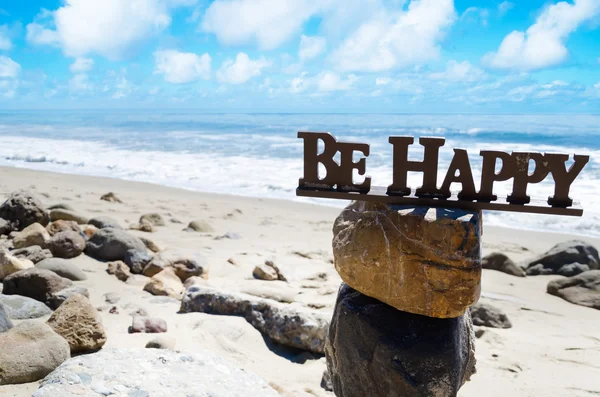 Znak "być szczęśliwy" na skałach zrównoważony — Zdjęcie stockowe