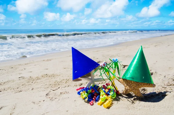 Seestern mit Geburtstagsdekoration am Strand — Stockfoto