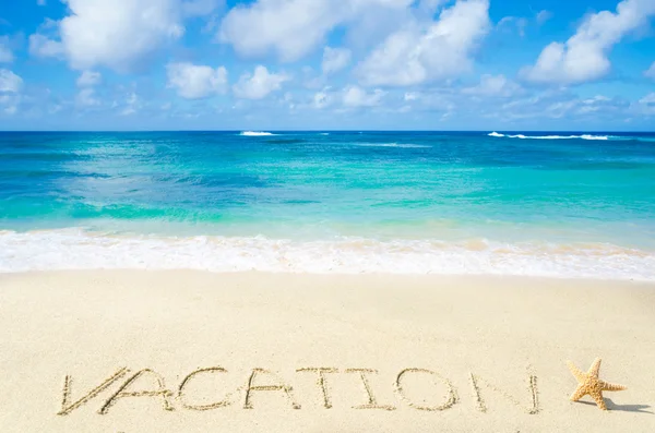 Sign "Vacation" on the sandy beach — Stock Photo, Image