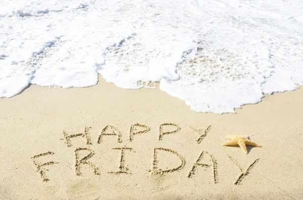 在砂质海滩上签署"快乐星期五" — 图库照片