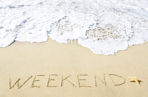 "Weekend" teken op het zandstrand — Stockfoto