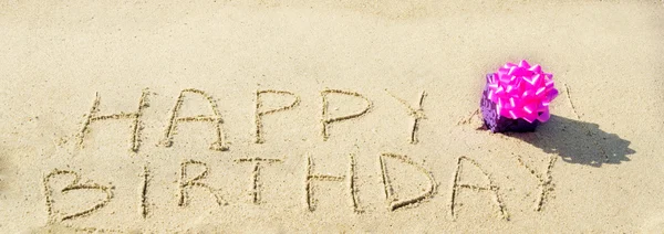 Sign "Happy Birthday" on the sandy beach — Stock Photo, Image