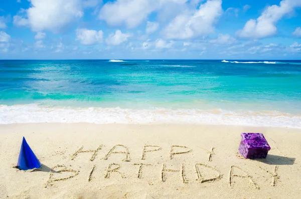 Registrera "happy birthday" på sandstranden — Stockfoto