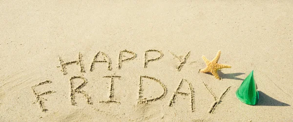在砂质海滩上签署"快乐星期五" — 图库照片