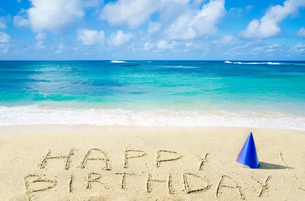 Registrera "happy birthday" på sandstranden — Stockfoto