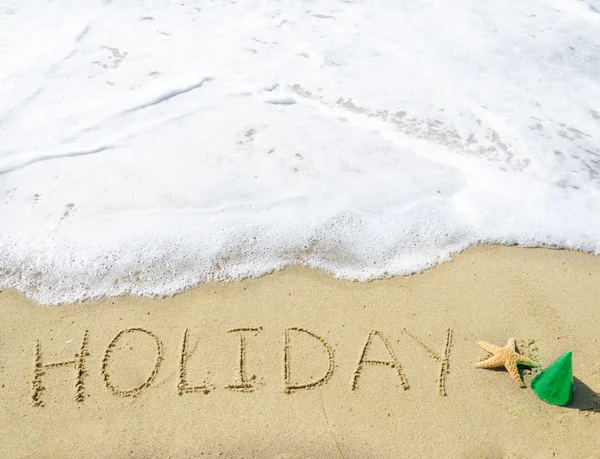 Panneau "Vacances" sur la plage de sable fin — Photo