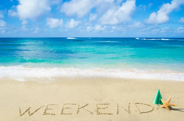 Sign "Weekend" on the sandy beach — Stock Photo, Image