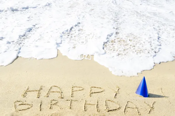 Schild "Happy Birthday" am Sandstrand — Stockfoto