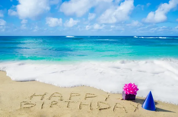 Firma "Feliz Cumpleaños" en la playa de arena — Foto de Stock