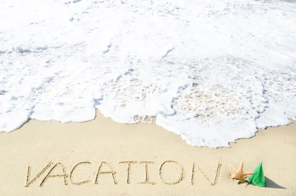 Podepsat "dovolenou" na písečné pláži — Stock fotografie
