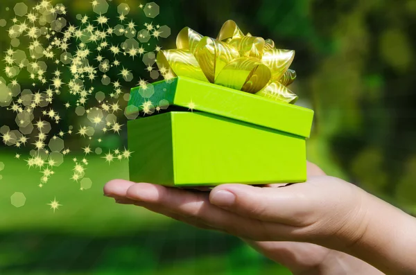 Caja de regalo verde en manos de mujer —  Fotos de Stock