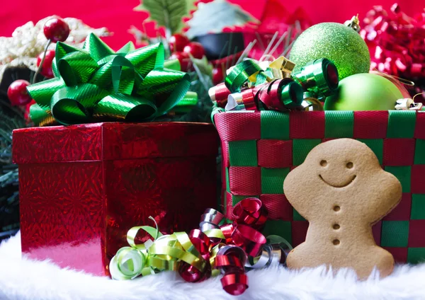 Gingerbread man by the gift box — Stock Photo, Image