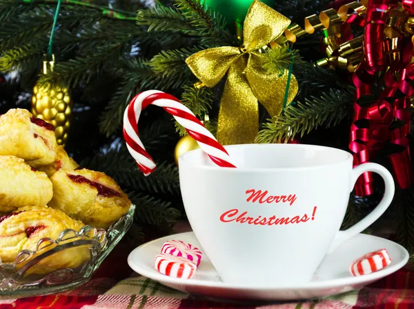 Чай с рождественскими конфетками — стоковое фото