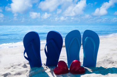 Sahilde kalpleri ile floplar flip