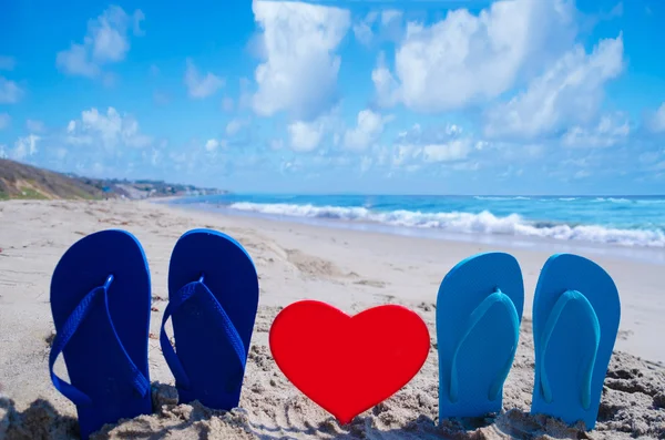 Flip flops with heart on the beach — Stock Photo, Image
