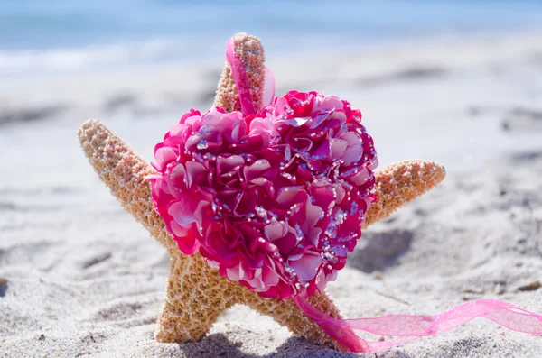 Starfish with heart by the ocean — Stock Photo, Image