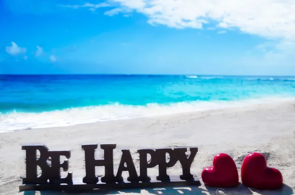 Firma "Sii felice" con le forme del cuore — Foto Stock