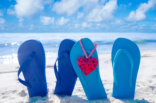 Flip flops with heart on the beach — Stock Photo, Image