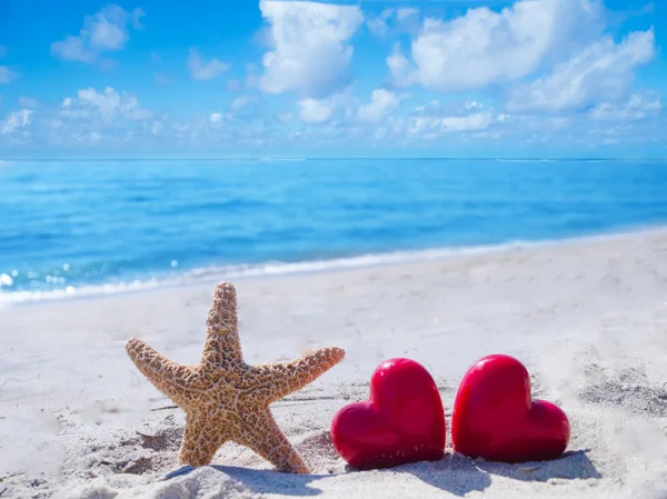 Starfish com corações junto ao oceano — Fotografia de Stock