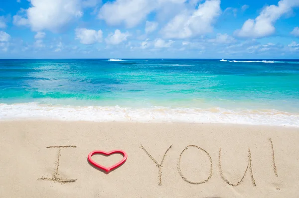 Panneau "Je t'aime" sur la plage de sable — Photo