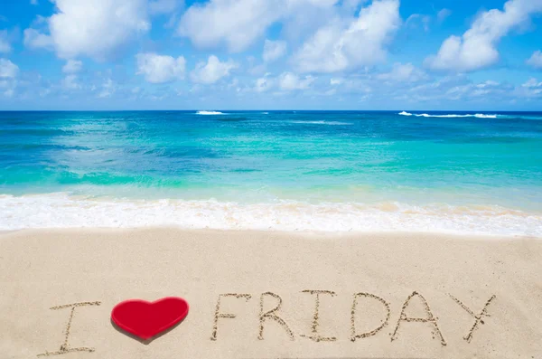 Schild "i love friday" am Sandstrand — Stockfoto