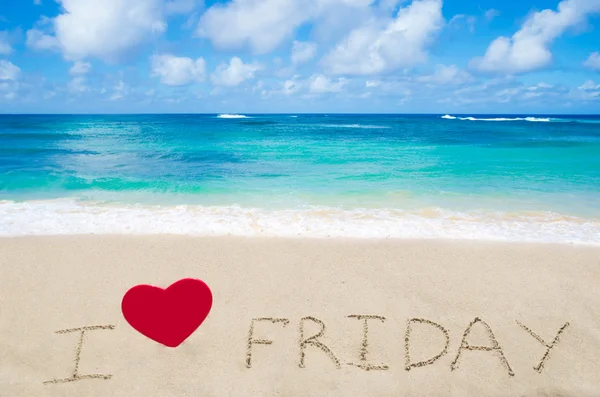 Firma "Me encanta el viernes" en la playa de arena —  Fotos de Stock