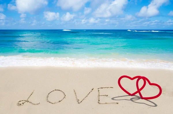 签署"爱"用在海滩上的心 — 图库照片