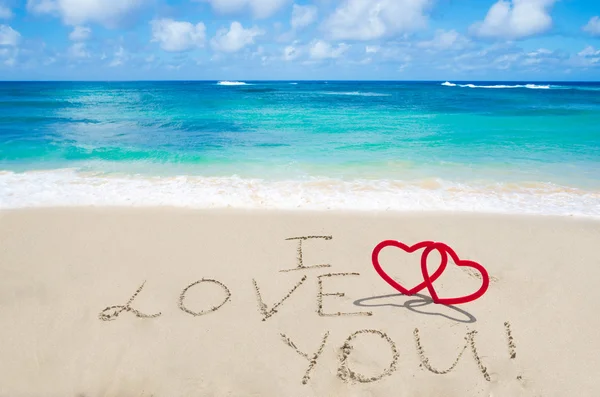 Panneau "Je t'aime" sur la plage de sable — Photo