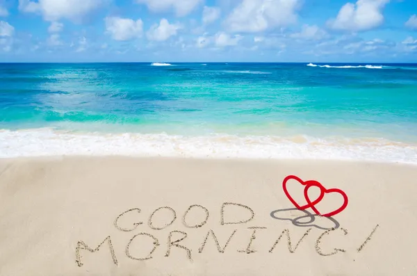 Знак "Доброе утро" с сердечками на пляже — стоковое фото
