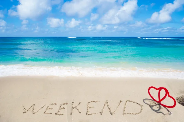 Firma "Fin de semana" con corazones en la playa — Foto de Stock