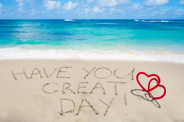 Firma "Que tengas un gran día" con corazones en la playa —  Fotos de Stock