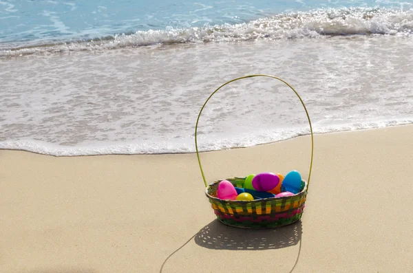 Wielkanocny kosz z jajkami na plaży — Zdjęcie stockowe