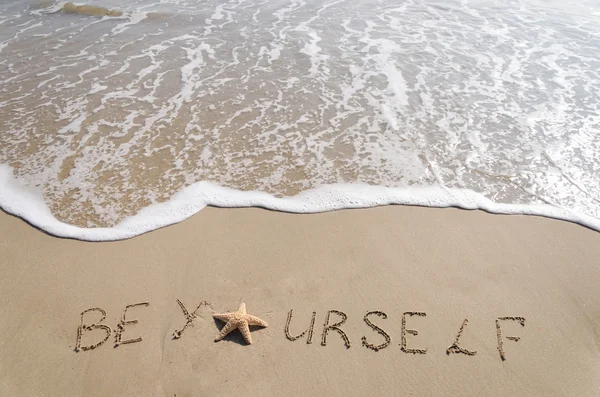 浜辺のヒトデで「自分になる」に署名します。 — ストック写真