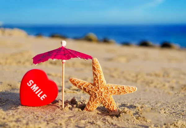 Hvězdice se srdcem na písečné pláži — Stock fotografie