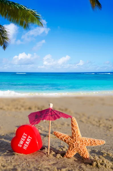 Starfish with heart on the sandy beach — Stock Photo, Image