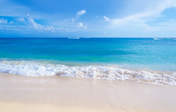 Ondes douces sur la plage de sable fin à Hawaï — Photo