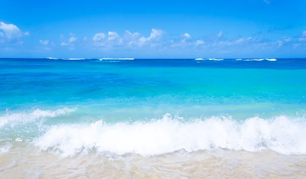 Mjuka vågor på sandstranden i hawaii — Stockfoto