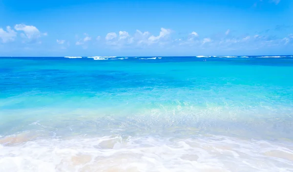 Ondes douces sur la plage de sable fin à Hawaï — Photo