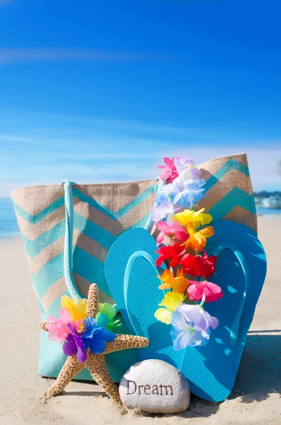 Plážovou tašku s flip flops oceánem — Stock fotografie