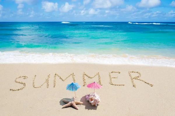 Skriv "Summer" på sandstranden med sjøstjerner og skjell – stockfoto