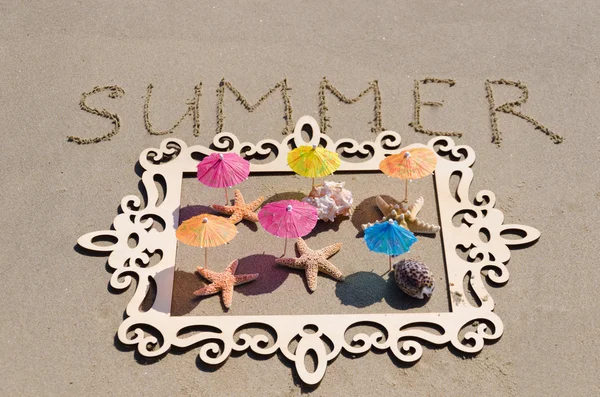 "summer" teken op het zandstrand met zeesterren en schelpen — Stockfoto