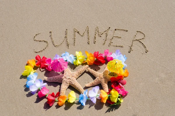 Sign "Summer" on the sandy beach with starfishes — Stock Photo, Image