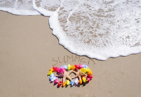 Assine "Verão" na praia com estrelas-do-mar — Fotografia de Stock