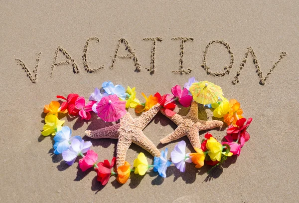 Sign "Vacation" on the sandy beach with starfishes — Stock Photo, Image