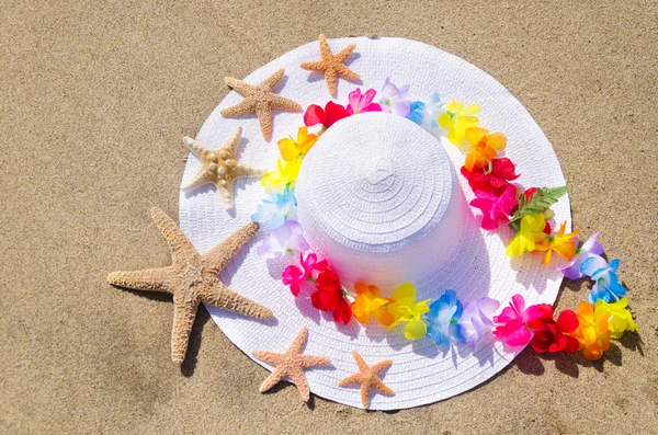 모래 해변에서 여자의 흰 모자 — 스톡 사진
