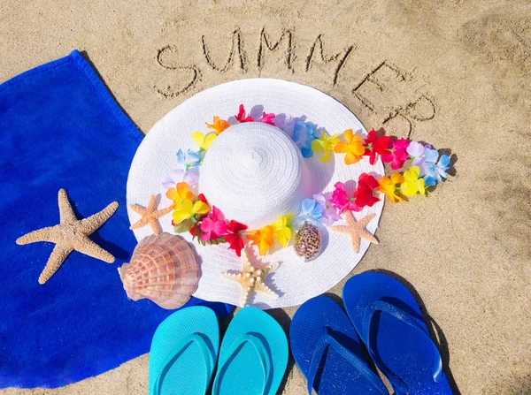 Sombrero blanco de la mujer en la playa de arena —  Fotos de Stock