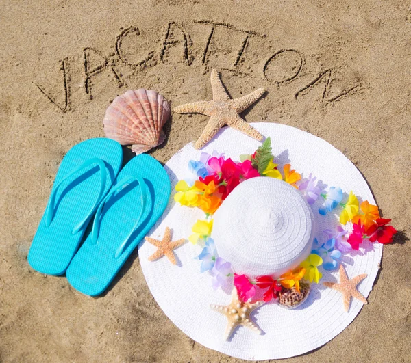 Sombrero blanco de la mujer en la playa de arena —  Fotos de Stock