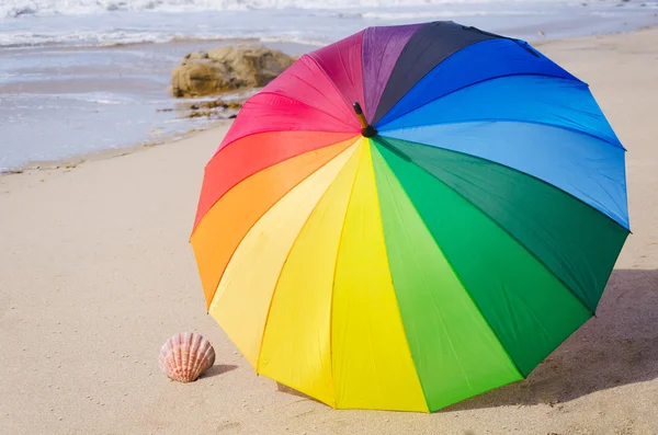 Zomer achtergrond met regenboog paraplu — Stockfoto