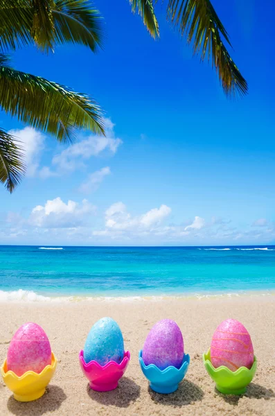 Velikonoční vajíčka na pláži — Stock fotografie